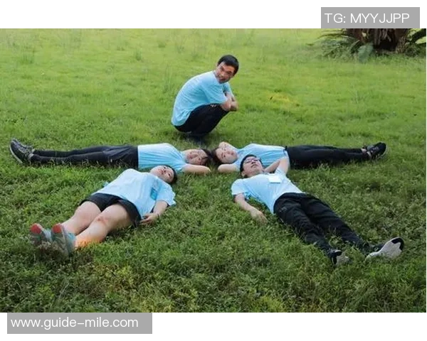 我们班的足球牛人展现出超凡技艺与团队精神的精彩瞬间 我们班的足球牛人展现出超凡技艺与团队精神的精彩瞬间